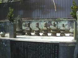 蒲原一族の五輪の墓と地蔵尊