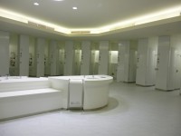 トイレも広く綺麗な個室です。