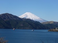 恩賜箱根公園からの富士山　芦ノ湖に遊覧船