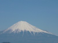 青空に雪景色の富士山