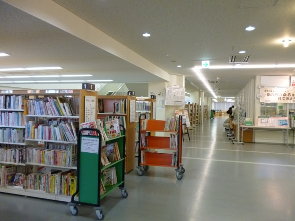 桑名市立中央図書館2